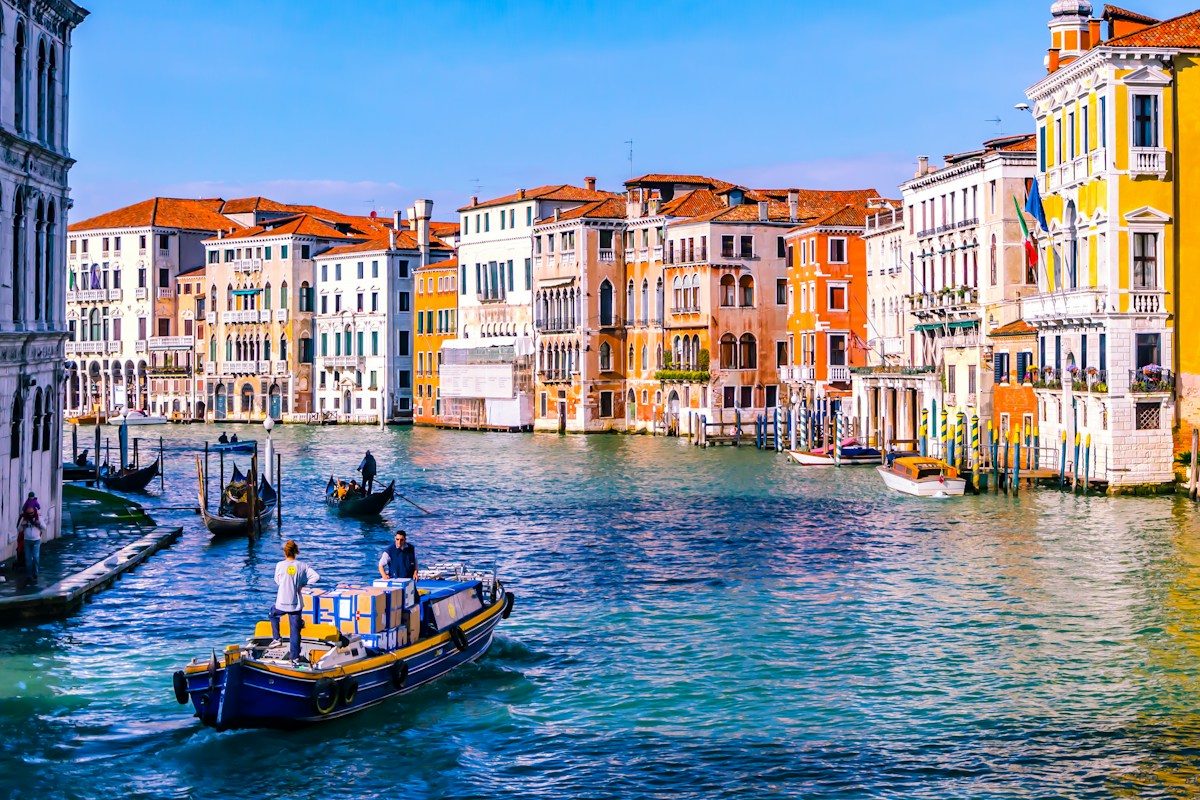Colorful palaces along the Grand Canal, the start of 3 days in Venice