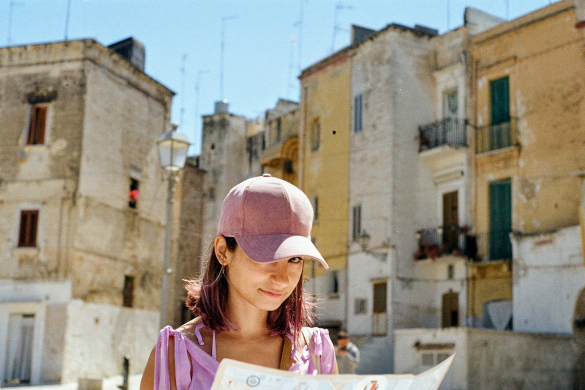 Bari street food: a traveler in the lanes of Bari Vecchia near Arco Alto