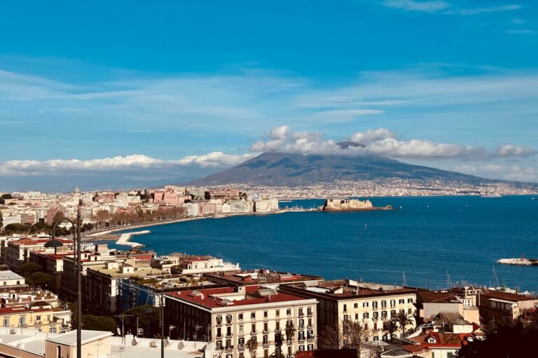 The Bay of Naples and Mount Vesuvius, the finale of a 2 weeks in Italy itinerary