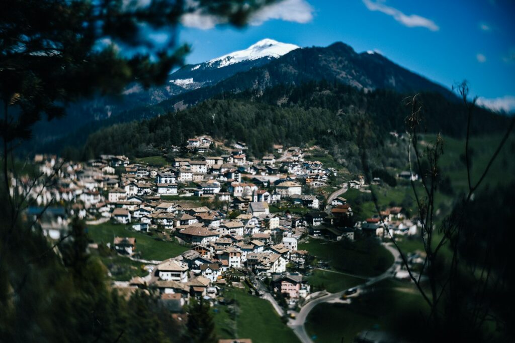 Bolzano Christmas market city: Bolzano below the mountains