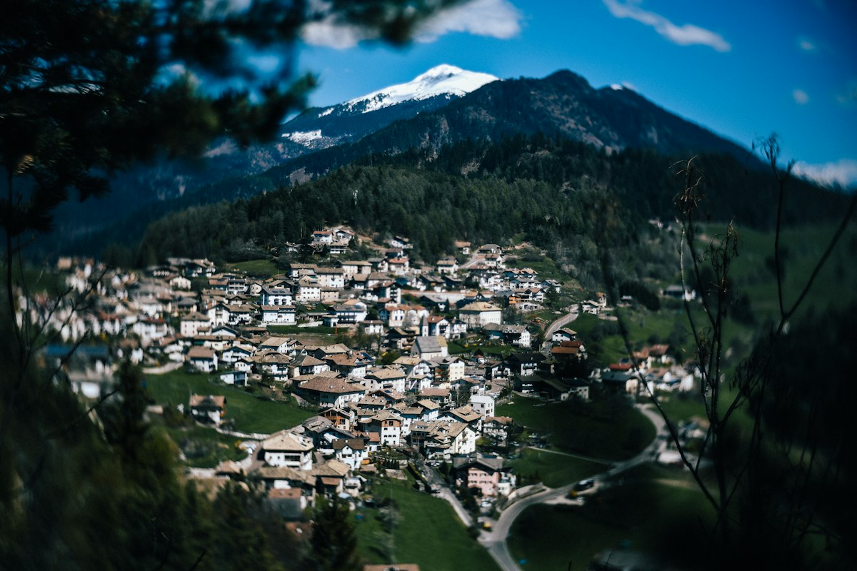Bolzano Christmas market city: Bolzano below the mountains