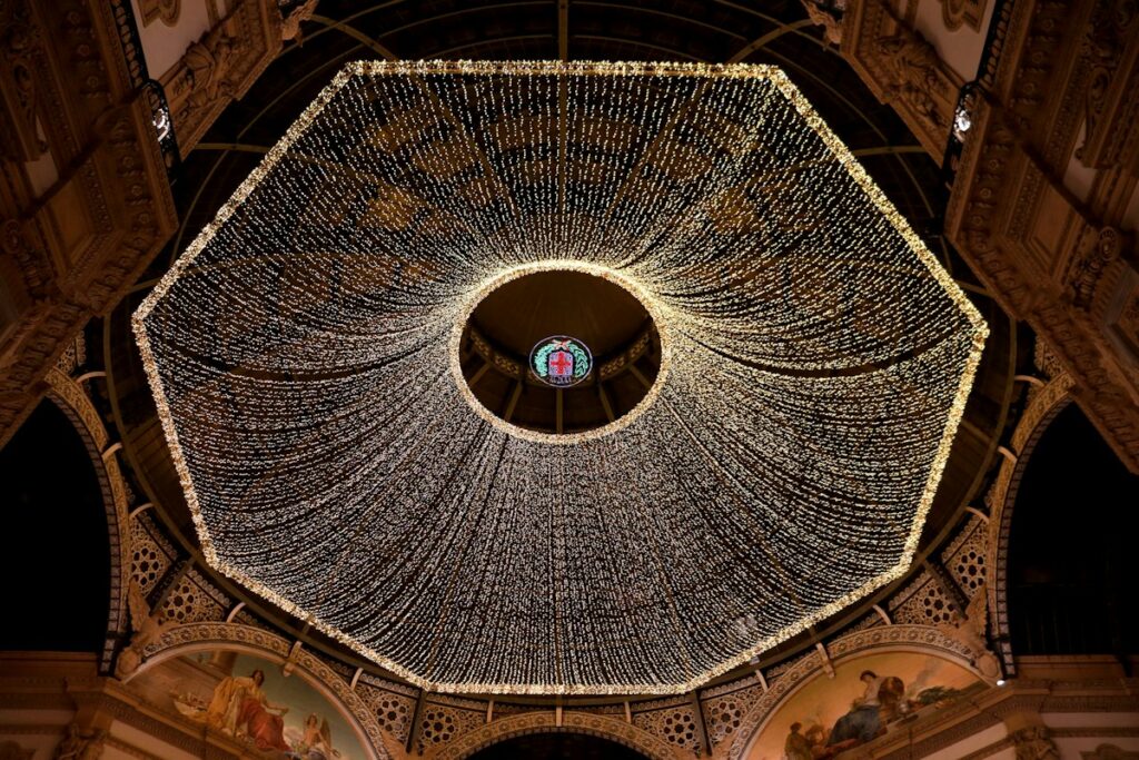 Christmas in Milan: a giant Christmas tree in the city center