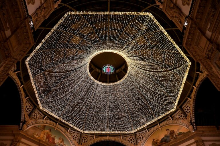 Christmas in Milan: a giant Christmas tree in the city center