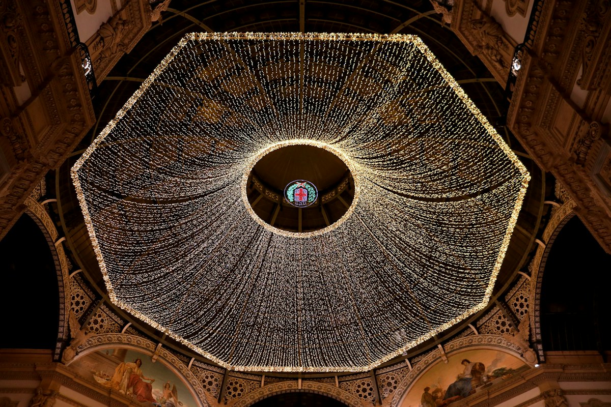 Christmas in Milan: a giant Christmas tree in the city center