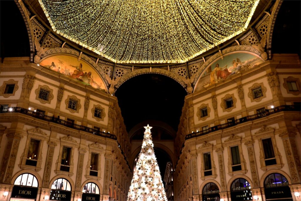 Christmas in Milan: the Christmas tree inside the Galleria Vittorio Emanuele II