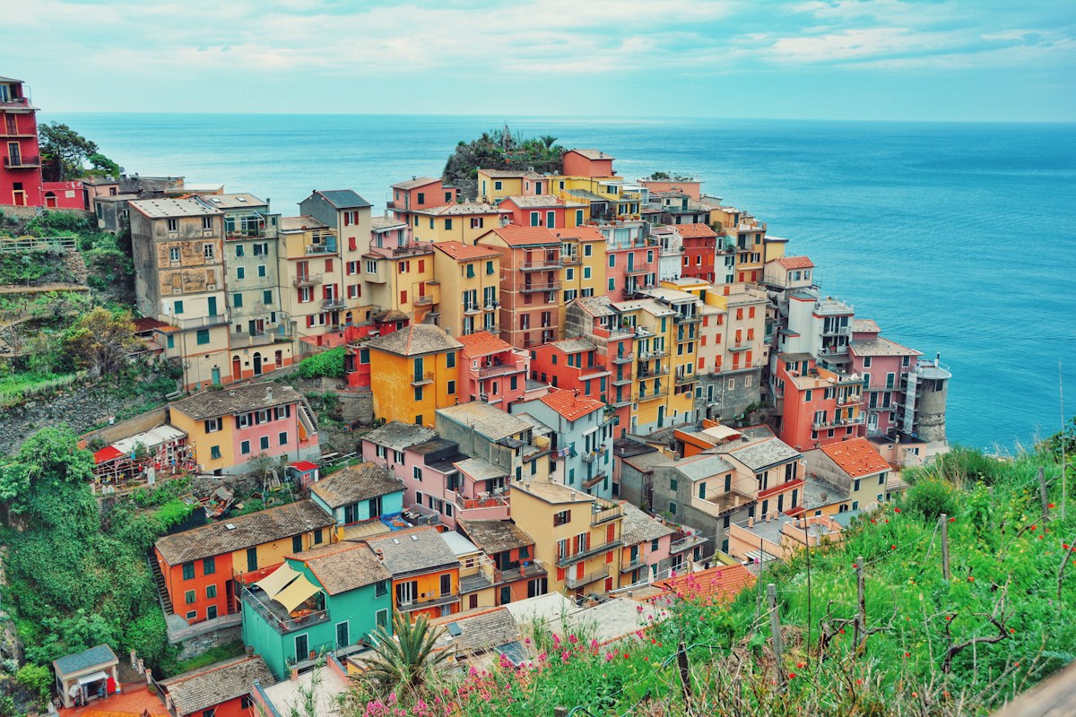 Cinque Terre tours: the colorful houses of Manarola above the sea