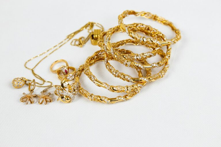 Gold chains and bracelets, the core craft of Italian jewelry brands