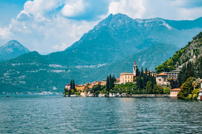 Lake Como tours: Bellagio on the lake with the mountains behind