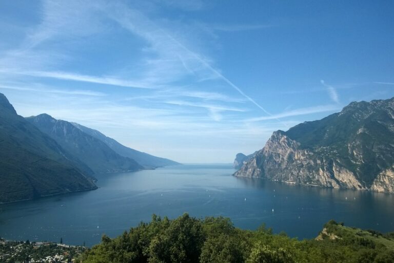 Lake Garda tours: view over Lake Garda from the northern shore