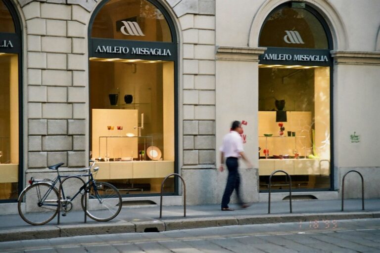 Boutique storefronts in Milan, an alternative to outlets in Italy