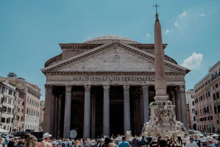 Pantheon tickets: visitors in front of the Pantheon in Piazza della Rotonda, Rome