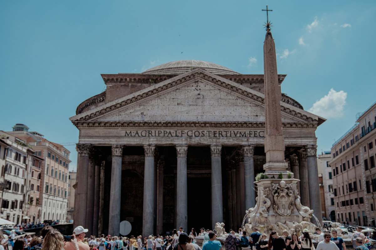 Pantheon tickets: visitors in front of the Pantheon in Piazza della Rotonda, Rome