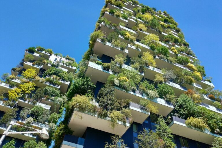 Porta Nuova Milan: the Bosco Verticale towers covered in trees
