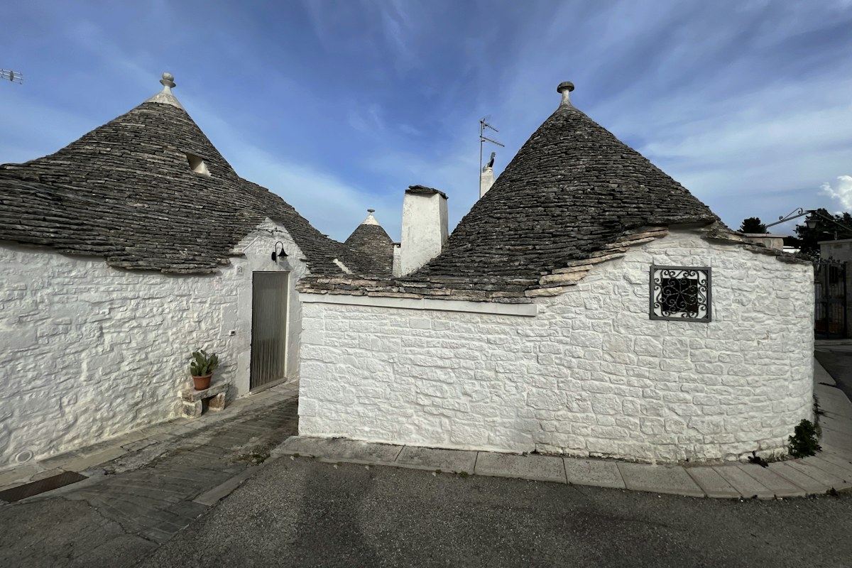 Whitewashed trulli with conical stone roofs, a highlight of Puglia tours