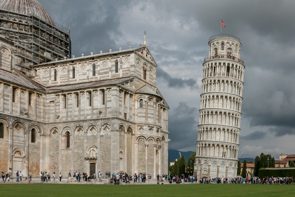 The Leaning Tower of Pisa on Piazza dei Miracoli, the best known of the things to do in Pisa