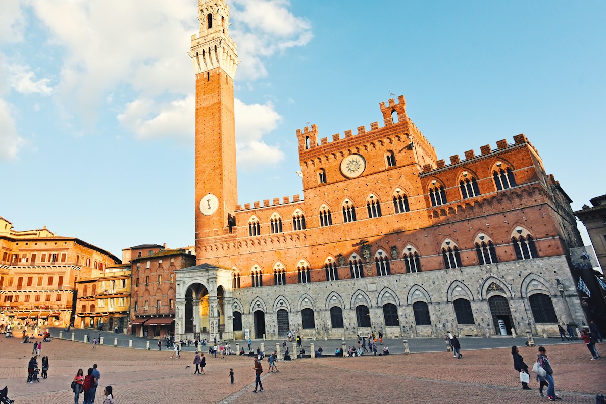 Piazza del Campo and the Torre del Mangia, first of the things to do in Siena