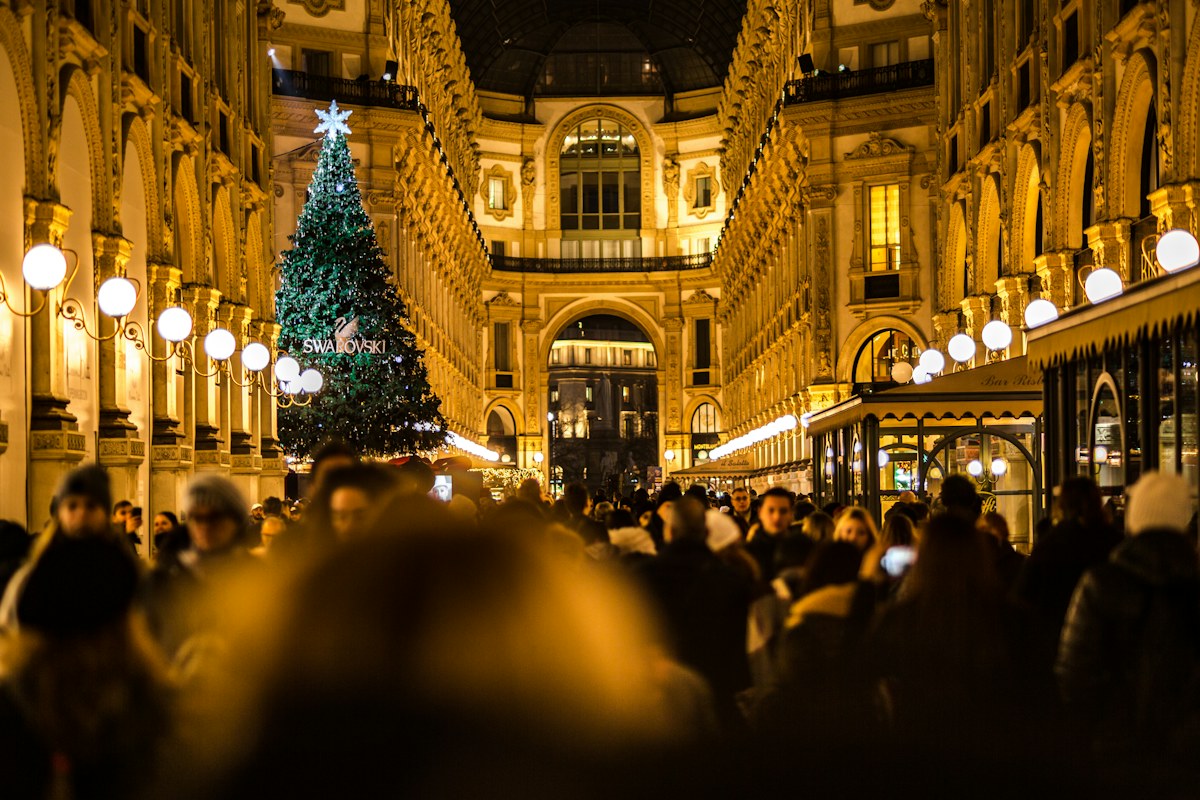 Christmas tree and crowds in the Galleria Vittorio Emanuele II in Milan