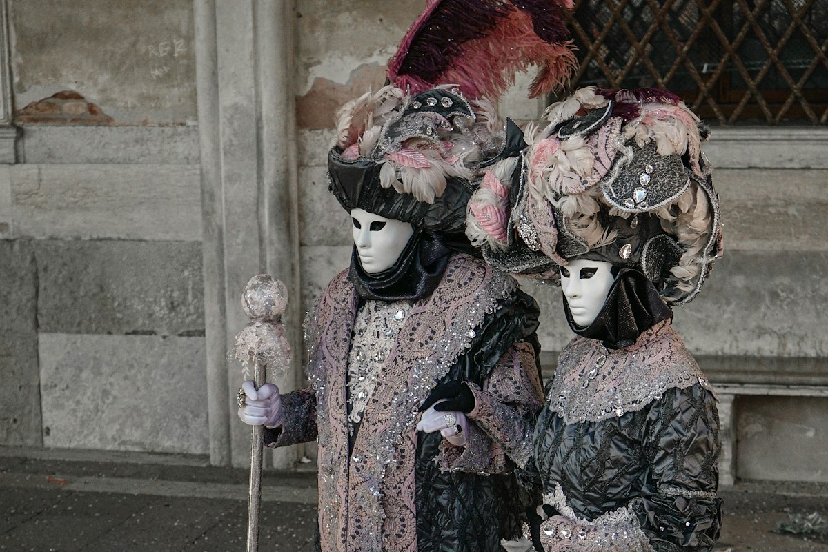 Events in Italy in January: two masked costumes at the Venice Carnival
