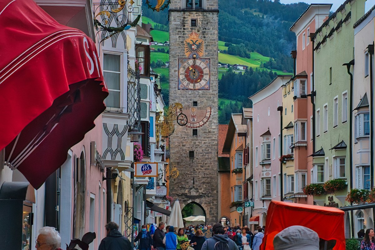 Main street of Vipiteno leading to the Zwölferturm, where the Christmas market stands